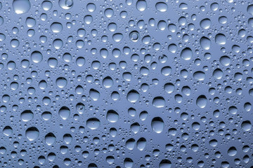 ガラスに付いた水滴 背景紫