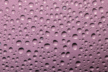 ガラスに付いた水滴 背景紫