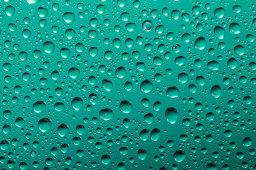 ガラスに付いた水滴 背景緑