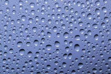 ガラスに付いた水滴 背景紫