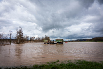 Fototapeta premium Landwirtschaftliche Maschinen im Hochwasser