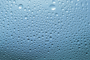 ガラスに付いた水滴 背景青