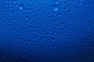 ガラスに付いた水滴 背景青