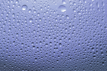 ガラスに付いた水滴 背景紫