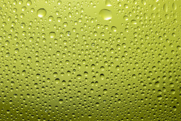 ガラスに付いた水滴 背景緑