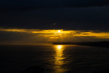 朝日降り注ぐ海