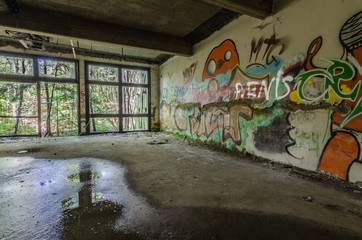 spiegelung am boden in raum mit graffiti