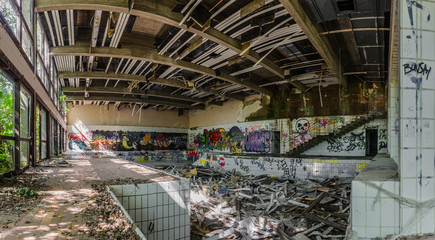 viele bunte graffiti in zerstoerten hallenbad panorama