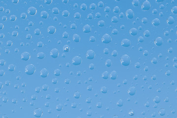 ガラスに付いた水滴 背景青