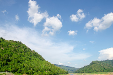 Obraz premium Mountains and sky and white clouds with blurred patterns