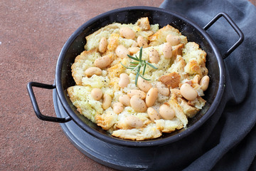 tradizionale zuppa di pane con fagioli