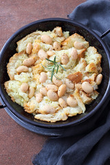 tradizionale zuppa di pane con fagioli