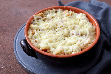 tradizionale zuppa di pane con formaggio gratinata