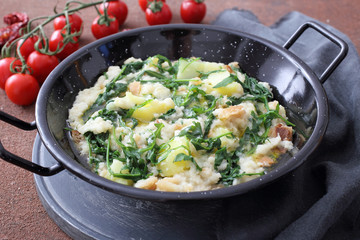 tradizionale zuppa di pane con patate e rucola