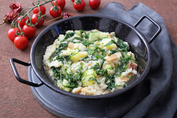 tradizionale zuppa di pane con patate e rucola