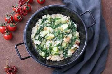 tradizionale zuppa di pane con patate e rucola