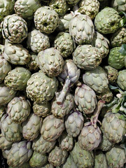 Alcachofas en el mercado en un expositor