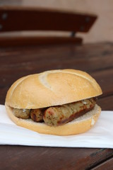 Nürnberger Bratwurst in Brötchen