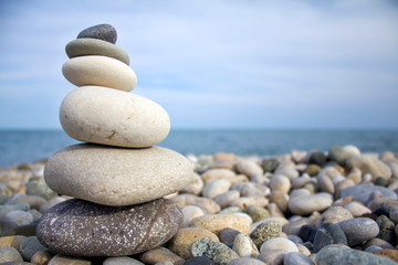 Fototapeta na wymiar Pyramid of pebbles on the ocean