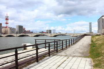 信濃川　街並み