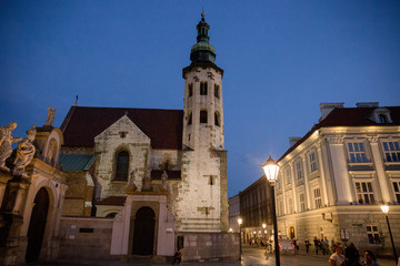 Fototapeta na wymiar buildings in Krakow at night by the light of lanterns