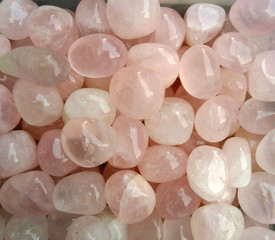 closeup of pink quartz crystal stones © Freesia