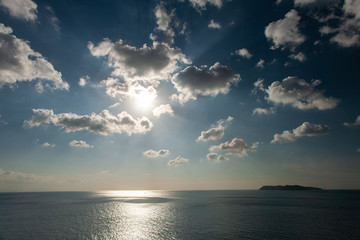 Naklejka premium 雲からあふれる太陽光線