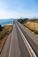 極めて真っ直ぐな高速道路