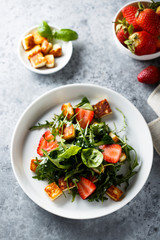 Arugula salad with strawberry and grilled cheese