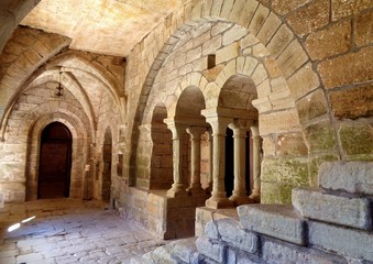 Entrée de la salle capitulaire dans le cloître du Prieuré Saint-Michel de Grandmont, Hérault, France