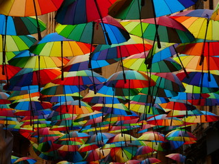 Fototapeta na wymiar Regenschirme in einer Straße in Rumänien