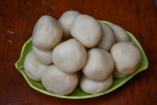 Mishti doi, yogurt,Meethi Dahi, is a fermented sweet doi originating from the Bengal region of the Indian.