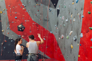 Obraz na płótnie Canvas young attractive girl and handsome man discussing bouldering process. copy space