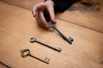 鍵を選ぶ子供の手