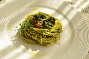 Spaghetti con pomodorini e finocchietto selvatico. 