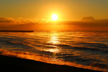 湘南の海からの朝日