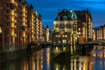 Fototapeta na wymiar Wasserschlösschen Hamburg bei Nacht