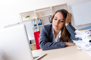 Obraz na płótnie Canvas Beautiful female employee unhappy with excessive work 