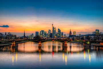 Die Skyline von Frankfurt am Main am Abend