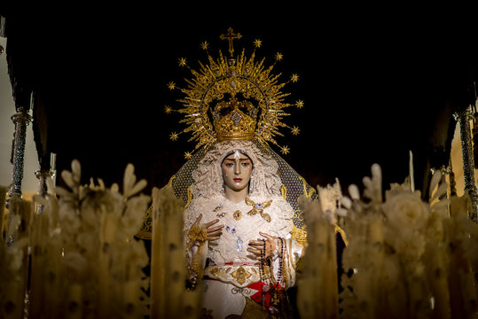 V&iacute;rgenes roc&iacute;o Huelva manto cirios corona belleza 