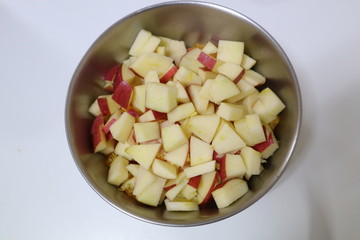 ボウルに入ったカットされたりんご