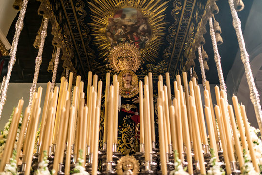 V&iacute;rgenes roc&iacute;o Huelva manto cirios corona belleza 