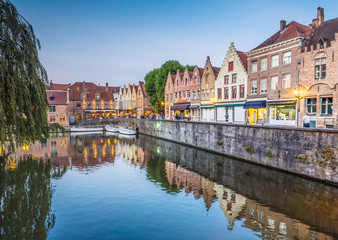 Fototapeta na wymiar 009-19 Romantic canal in Bruges