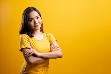 Obraz premium Happy woman thinking and standing isolated over yellow background