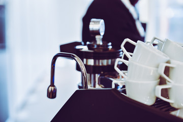 Kaffeemaschine und Kaffeetassen im Büro