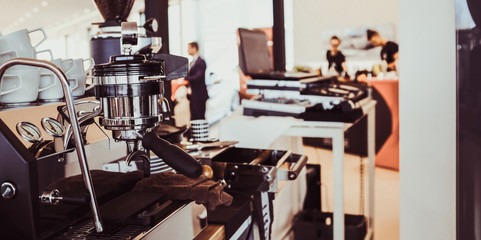 Barista Kaffemaschine bei der Arbeit 