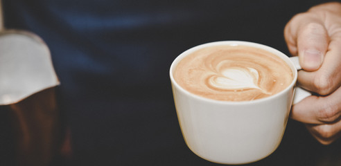 Cappuccino mit einem Herz aus Milchschaum