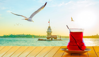Obraz premium Turkish tea in the background of the maiden tower in Istanbul
