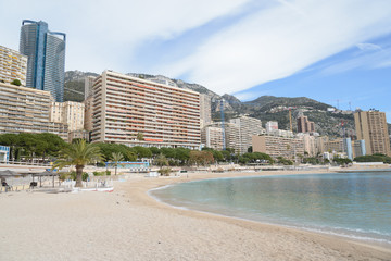 Fototapeta na wymiar Playa de Montecarlo con lujosos apartamentos, Monaco