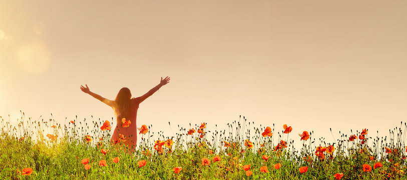 Frau im Mohnfeld